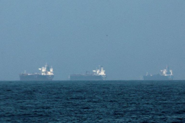 千艘船簇拥成堆 油轮在飙车 荷莫兹海峡电子战让信号大乱 荷莫兹海峡附近出现了各类型船只群集至少十余处的怪象。(路透)