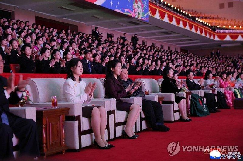 北韩领导人金正恩携李雪主和金主爱等观看三八国际妇女节文艺汇演;图为李雪主(前排左...