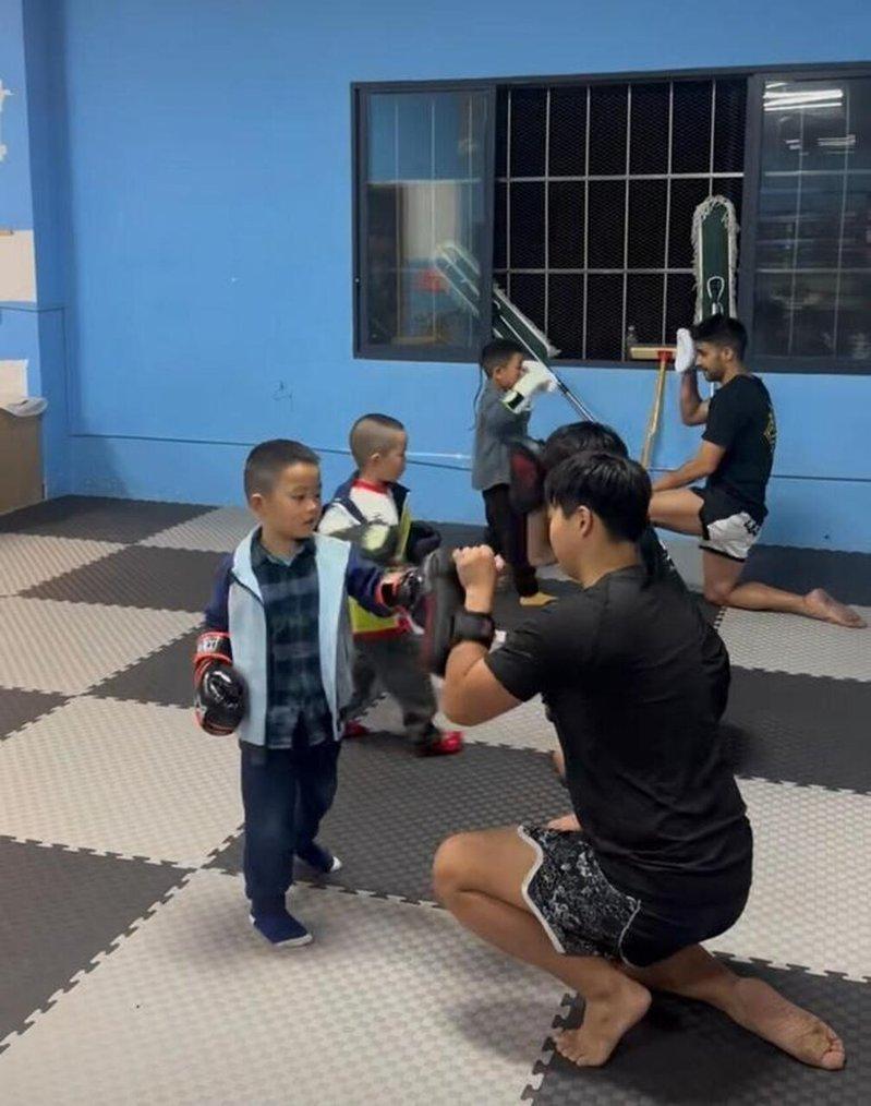 赛义德教孩子们打拳。(取材自潇湘晨报)