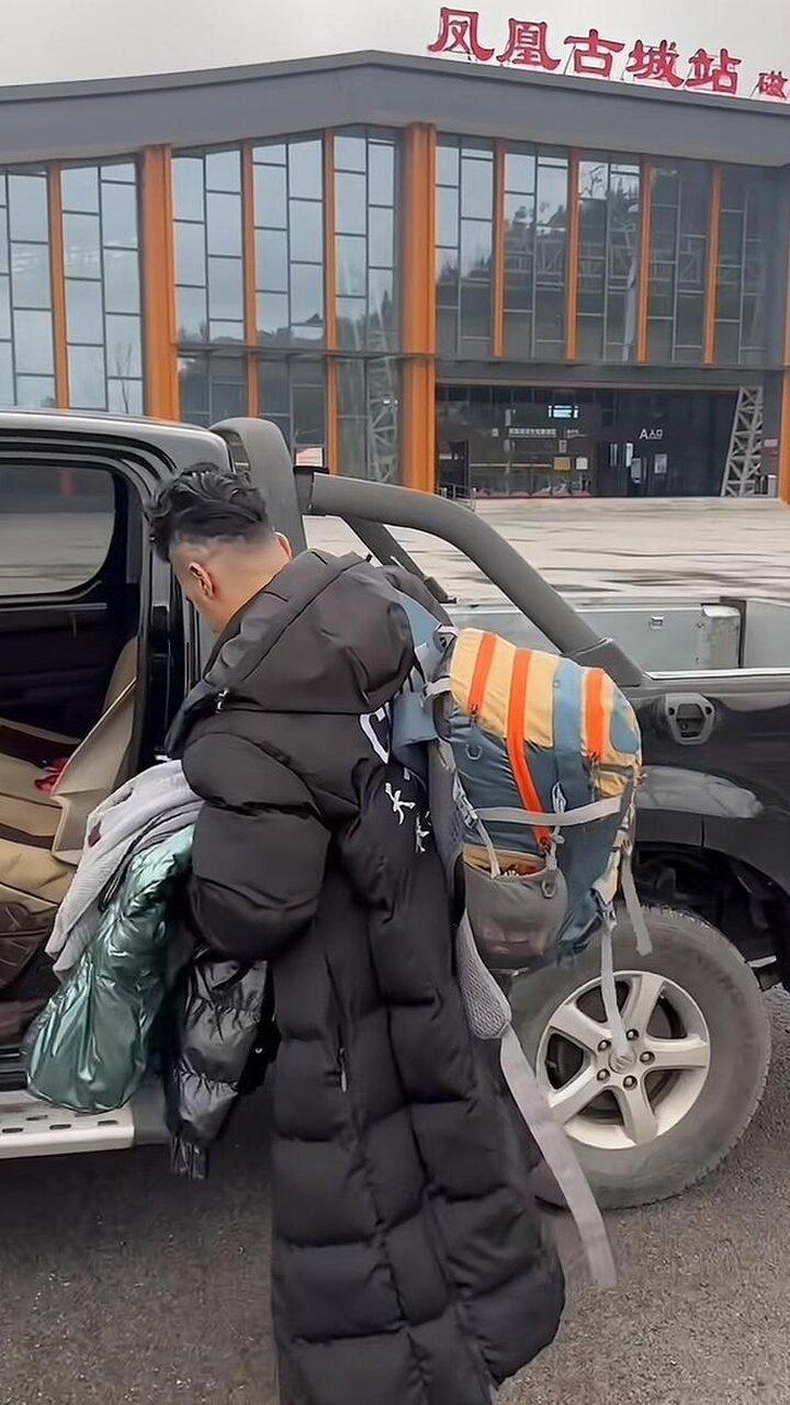 赛义德抵达车站。(取材自潇湘晨报)