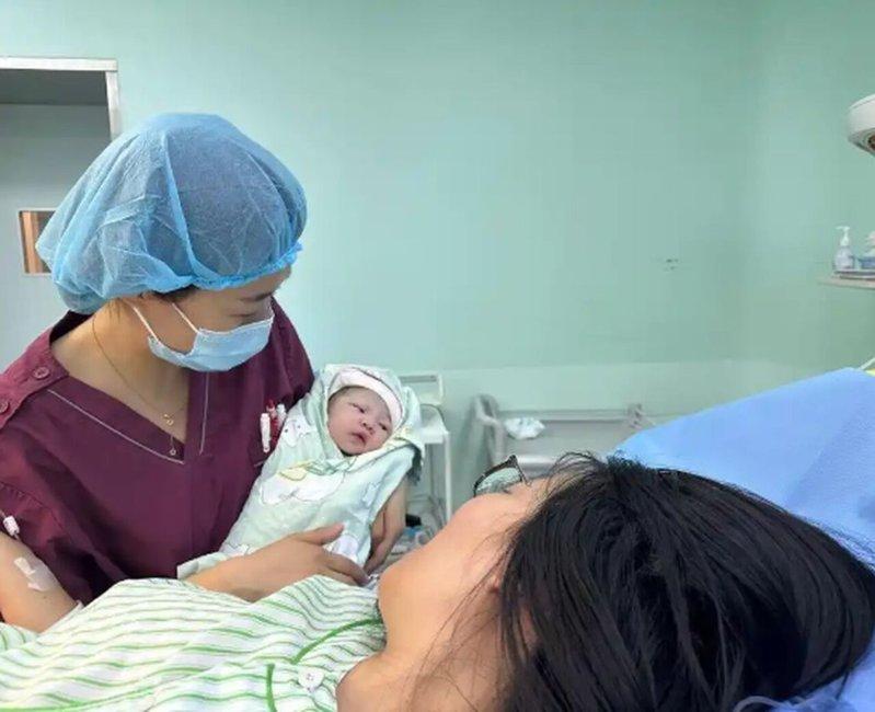 今年全国两会热议「生育支持」。(新华社数据照片)