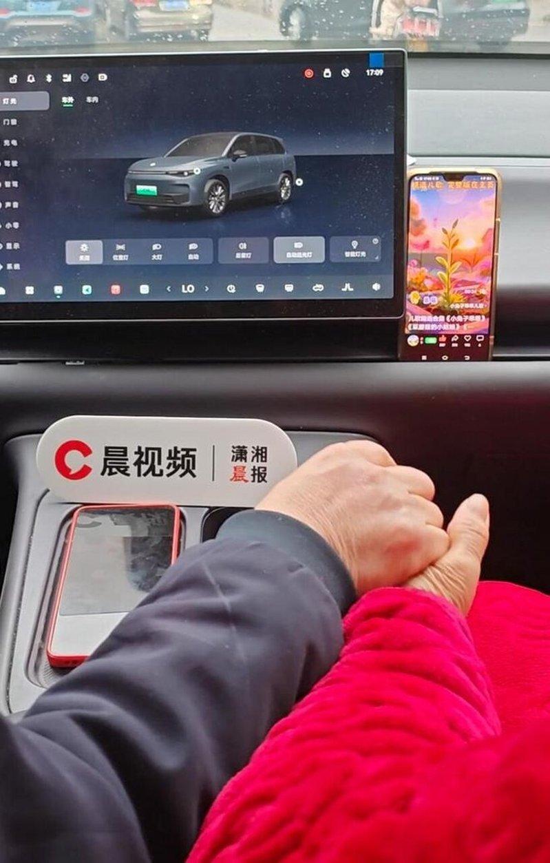 黄师傅握着妻子的手一起听儿歌。(取材自潇湘晨报)