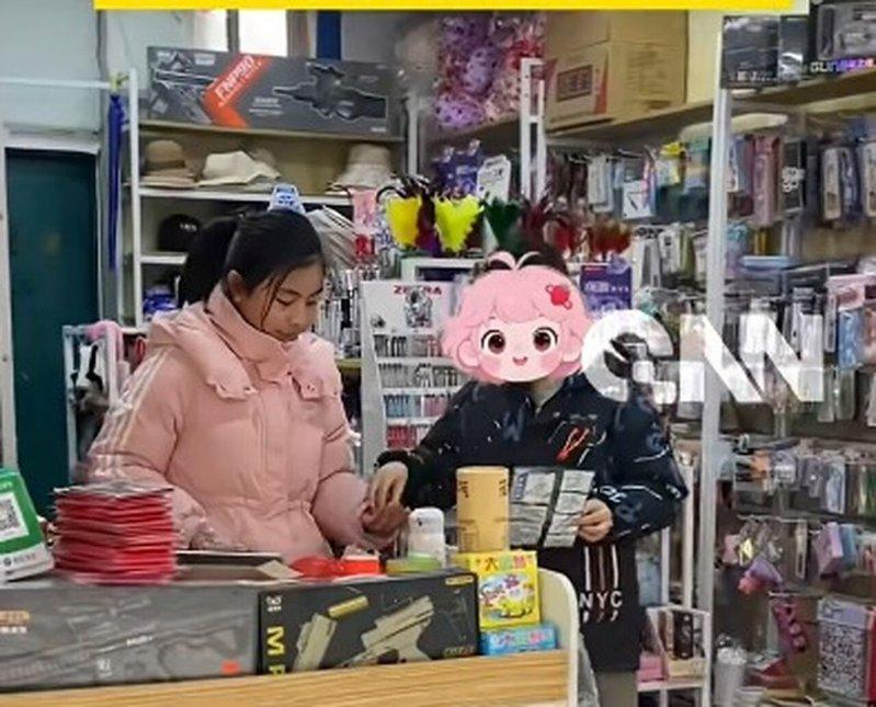 12岁女孩盘下的文具店。(视频截屏)