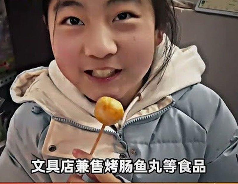 12岁女孩盘下的文具店,也卖烤肠鱼丸等食品。(视频截屏)