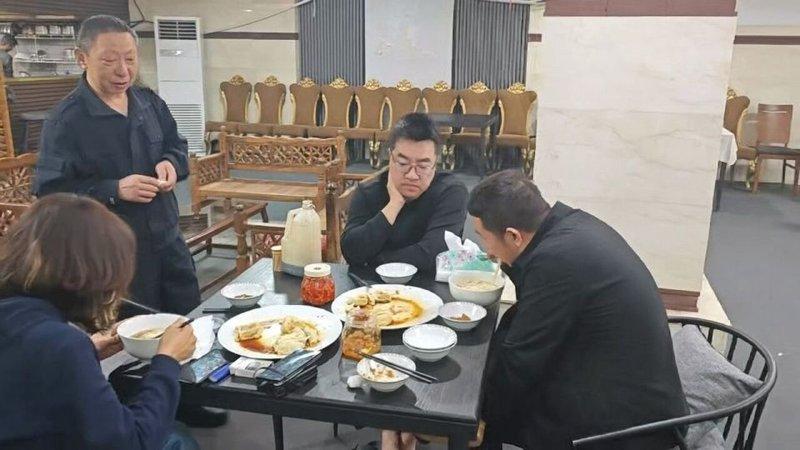 张永红3日在长城公寓吃早餐。(取材自潇湘晨报)