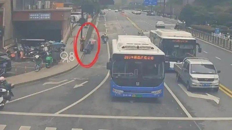杭州外卖小哥尹忠宇在送餐时意外发现天然气泄漏的隐患。(取材自大象新闻)