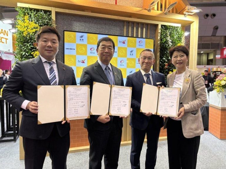东京食品展促成合作 台南芒果与伊势丹通路签MOU 台南市政府、玉井的联兴青果生产合作社与日本食品企业10日在东京国际食品展签署芒果采购合作备忘录(MOU),左起Reproall株式会社代表取缔役山口祐辅、联兴青果生产合作社主席林汉维、伊势丹百货的MI Foodstyle株式会社代表取缔役雨宫隆一、立委陈亭妃。(中央社)