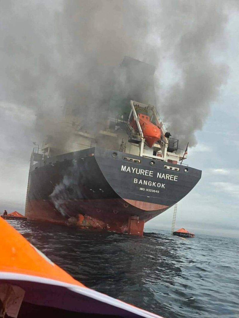 泰国海军11日释出照片,显示泰国货柜船当天在荷莫兹海峡附近遇袭后冒出浓烟。(美联...