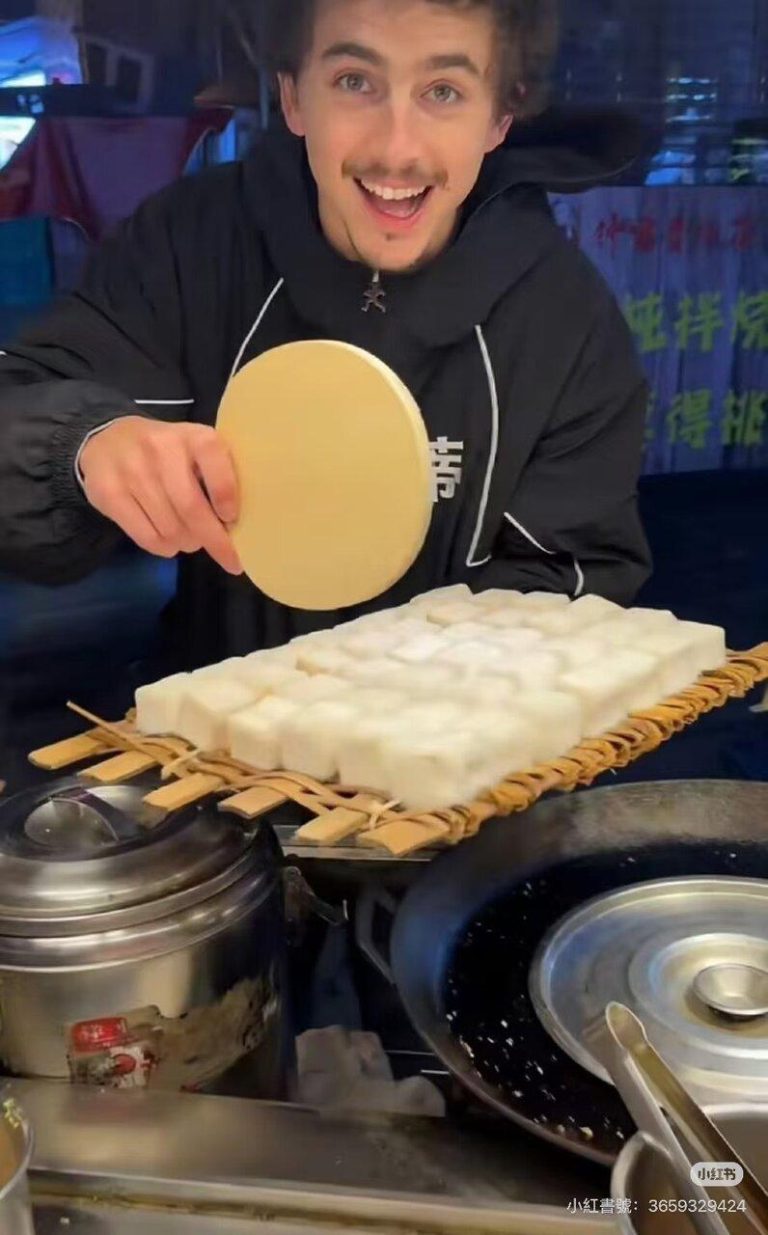不是AI…「甜茶」成都街头灿笑摆摊 拿球拍切豆腐 提摩西夏勒梅(Timothée Chalamet)用球拍切豆腐。(取材自小红书)