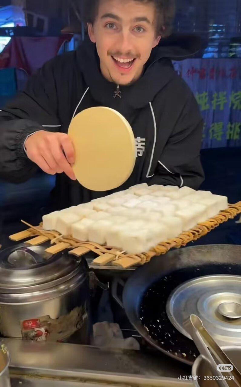 提摩西夏勒梅(Timothée Chalamet)用球拍切豆腐。(取材自小红书)