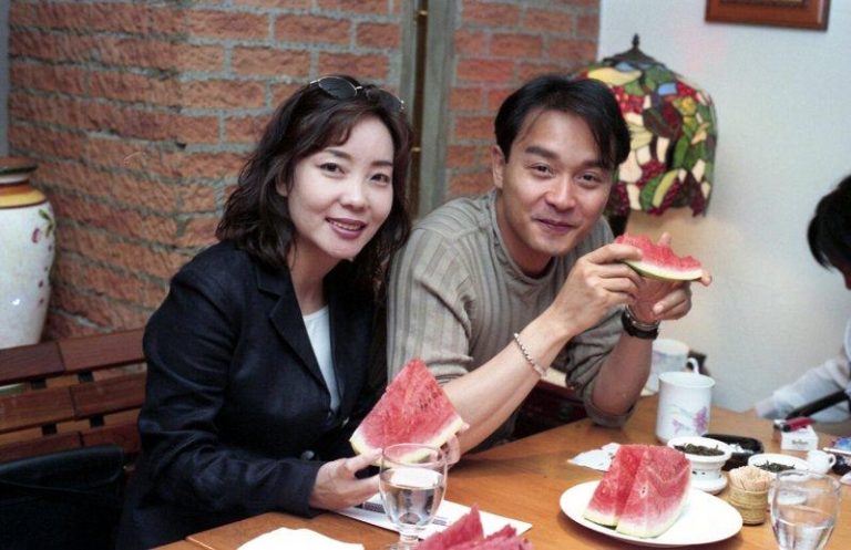 回忆与故友张国荣深情交互 辛晓琪:愈有料愈谦虚 张国荣(右)1995年赴台宣传,好友辛晓琪陪同用餐。(本报数据照片)