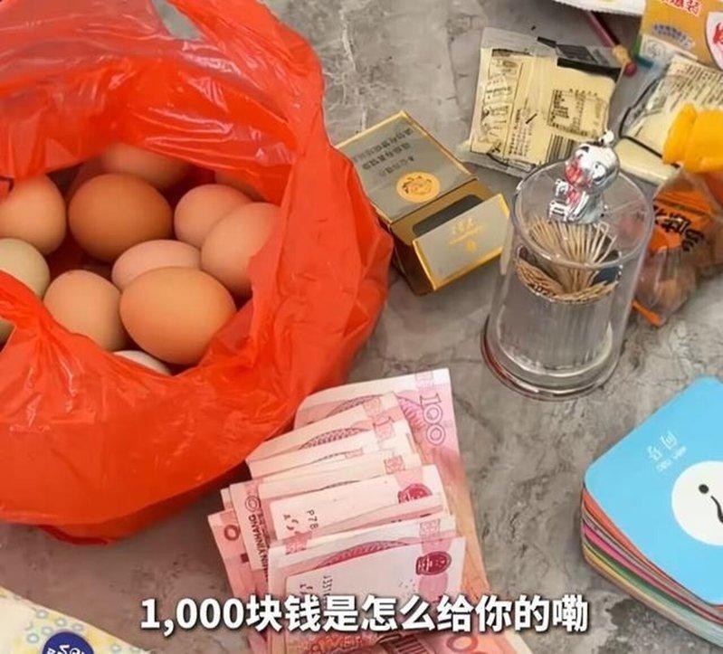 一名47岁男子与82岁妇人登记结婚,男方「聘金」是人民币1000元和20个鸡蛋,...