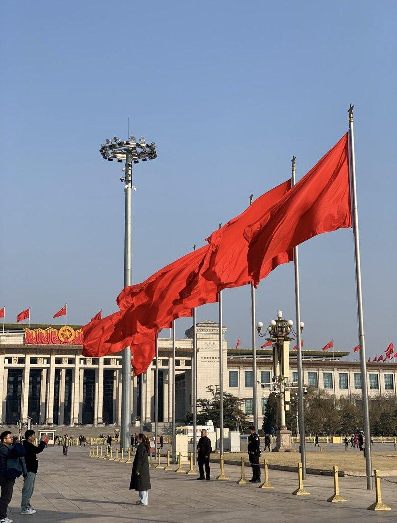 有年轻网民在社群平台发自己在北京人民大会堂前的打卡照。(取材自微博)