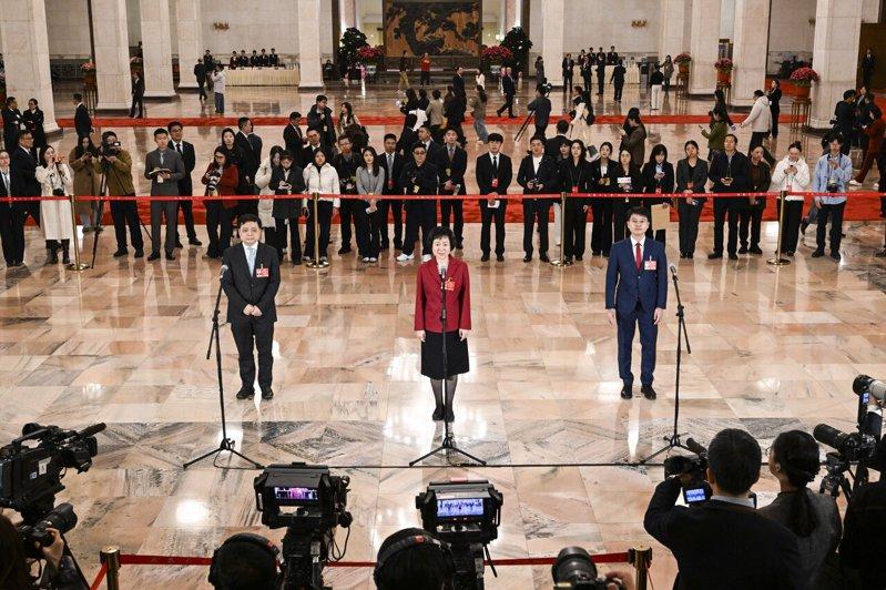 全国政协十四届四次会议委员信道」集体采访活动中,代表们向媒体叙述自己的提案内容。...