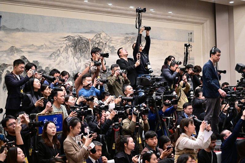 全国政协十四届四次会议新闻发布会上,记者现场采访与提问。(新华社)