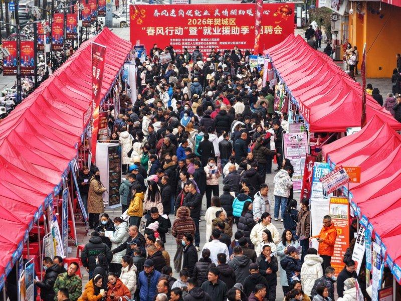 就业,是中国年轻人广泛关心的议题。图为湖北省一场「春风行动」暨「就业援助季」招聘...