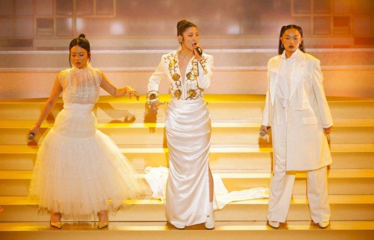 奥斯卡/「猎魔女团」夺最佳动画 登台表演Golden神曲 饰演「米拉」的Audrey Nuna(右起)、「鲁米」EJAE,以及「佐依」Rei Ami登上奥斯卡舞台表演。(路透)