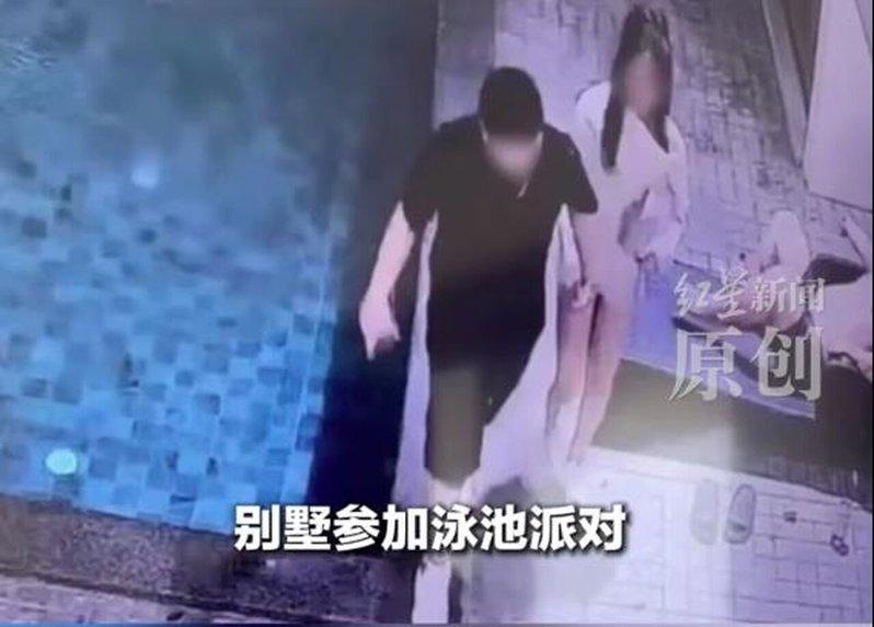 别墅内的监控显示死者生前最后身影。(取材自微博)
