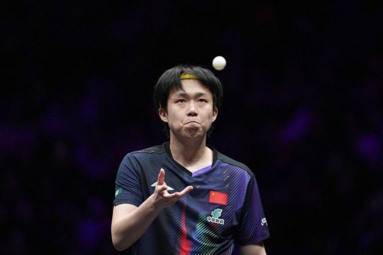 王楚钦输日本小将 孙颖莎也爆冷 WTT双双止步8强 中国选手王楚钦2比4负于日本选手松岛辉空,止步八强。图为王楚钦在比赛中。 (中新社)