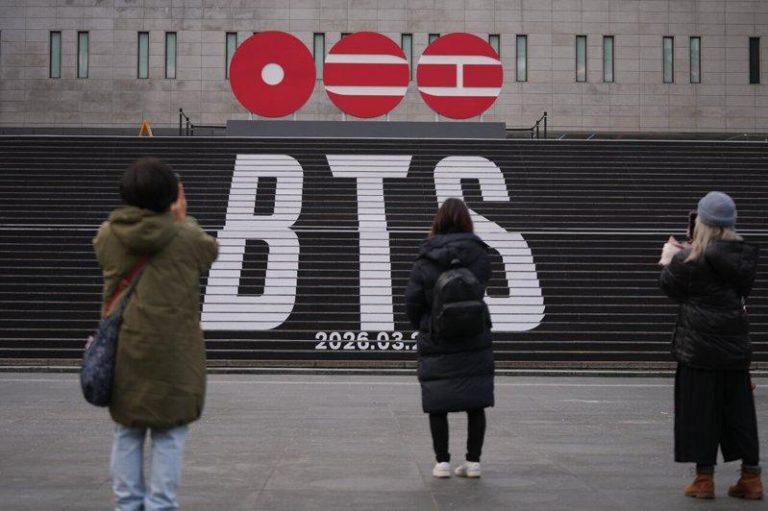 防BTS演唱会造成现场网络塞爆 南韩电信三雄将秀以AI管理流量的实力 韩团防弹少年团(BTS)21日将在首尔光化门广场举行「BTS回归:Arirang」回归演唱会,将考验电信业者的AI网络管理系统。(美联社)