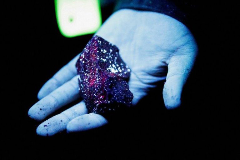 穿甲弹与芯片都靠它 战略金属「钨」暴涨557% 比黄金还猛 在南韩江原道的一座矿场里,钨矿在矿物灯光的照射下闪耀。(路透)