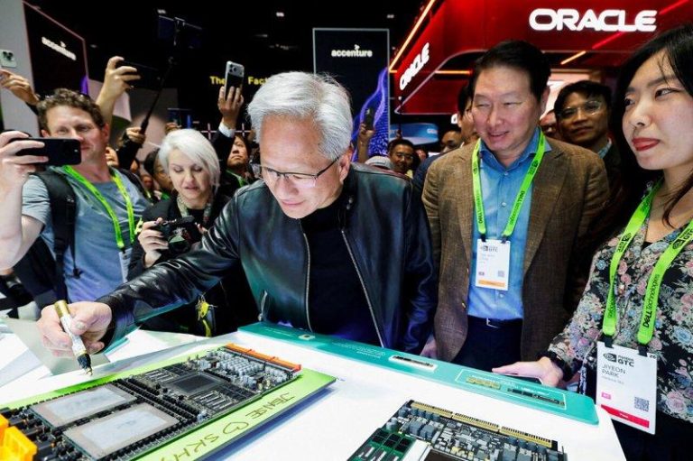 欧洲芯片3巨头联手Nvidia 卡位人形机器人新供应链 欧洲芯片商Infineon、NXP与STMicroelectronics宣布与辉达合作,为人形机器人提供传感器、电源管理与通信等关键零组件。(路透)