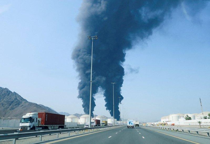伊朗扩大攻击波湾周边能源基础设施。图为富查伊哈(Fujairah)石油工业区上周升起浓烟,这是防空系统拦截无人机后所造成。(路透)