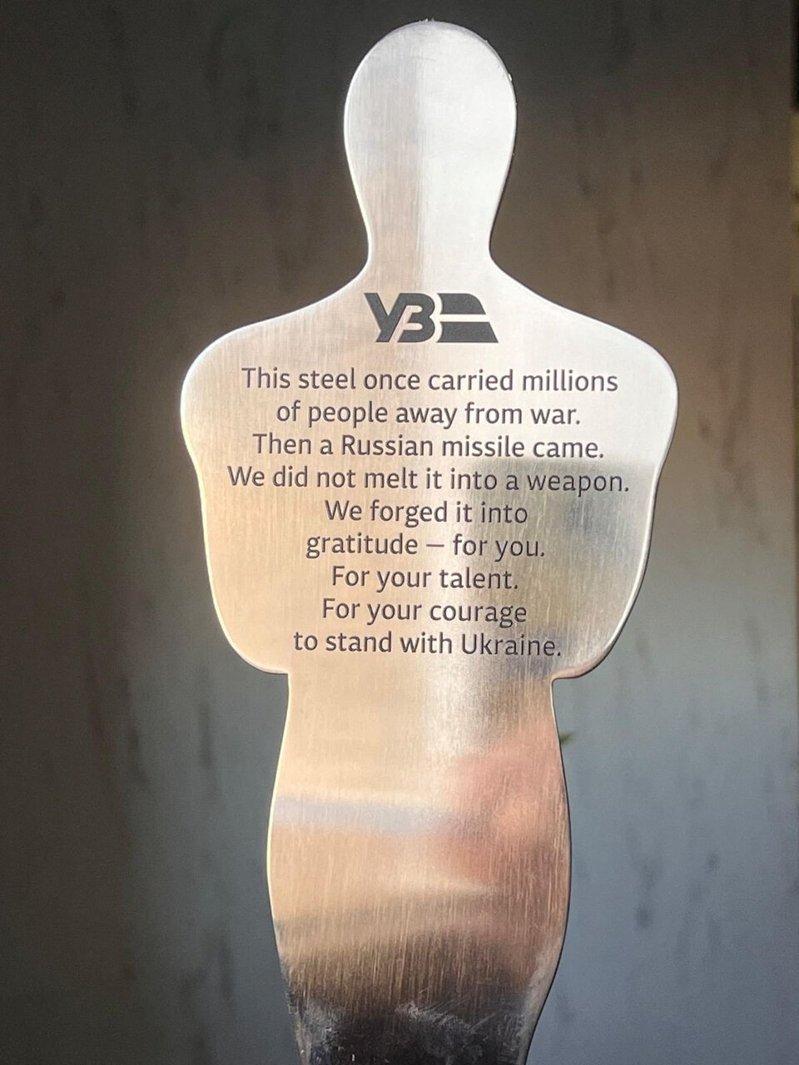 西恩潘来到乌克兰,错过了奥斯卡颁奖典礼,乌克兰铁路特别为他准备了一座专属奖座。图...