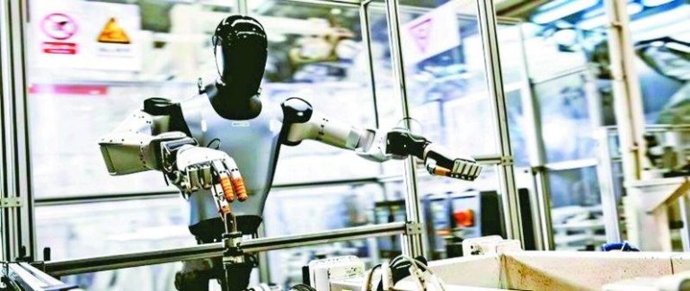 小米人形机器人在小米汽车工厂上岗「实习」。(本报北京传真)