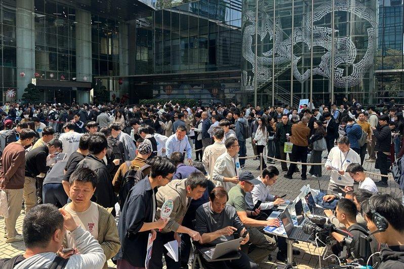 中国民众近来疯AI代理「小龙虾」。(中新社)