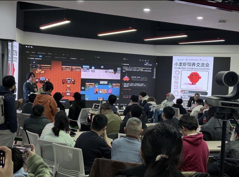 线下举办的「小龙虾饲养交流会」。(视频截屏)