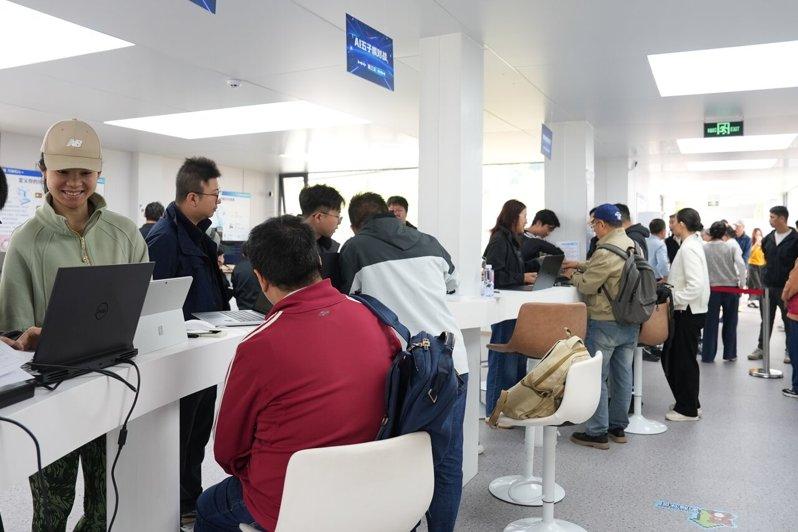 名为「小龙虾」的AI智能体OpenClaw在深圳引发「养龙虾」热潮,大批民众询问...
