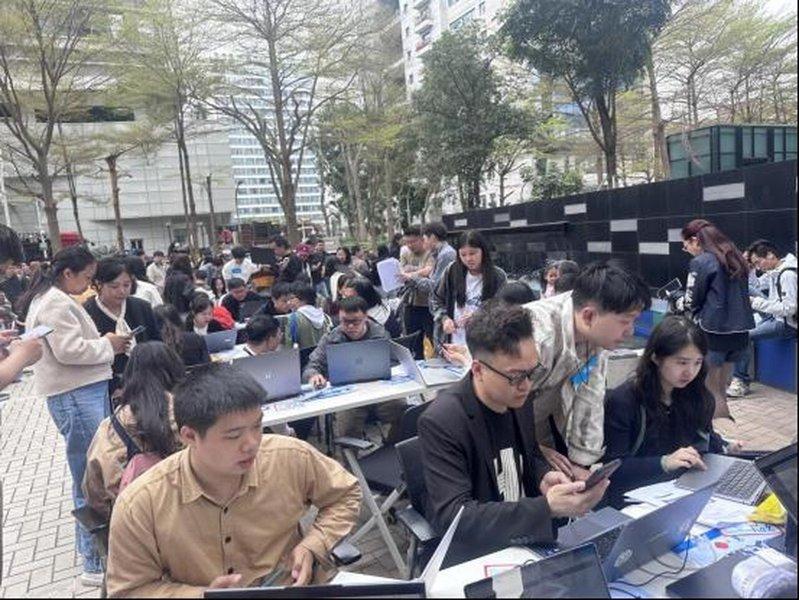 腾讯公司为民众免费安装OpenClaw现场。(取材自观察者网)