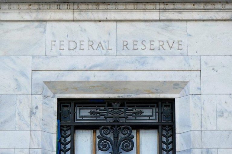 金融时报访调经济学者:油价上涨 将使Fed先停止降息 多数经济学者认为,油价大涨可能使联准会停止降息。(路透)