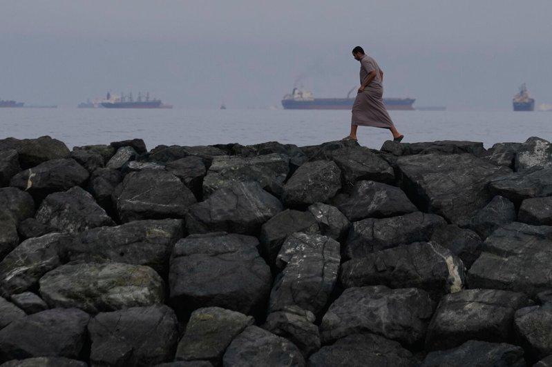 荷莫兹海峡几近关闭,航运公司暂停订舱并改道运输。(美联社)