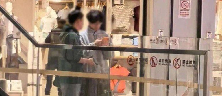一位消费者正在与黄牛交易号码。(取材自河北交通广播)