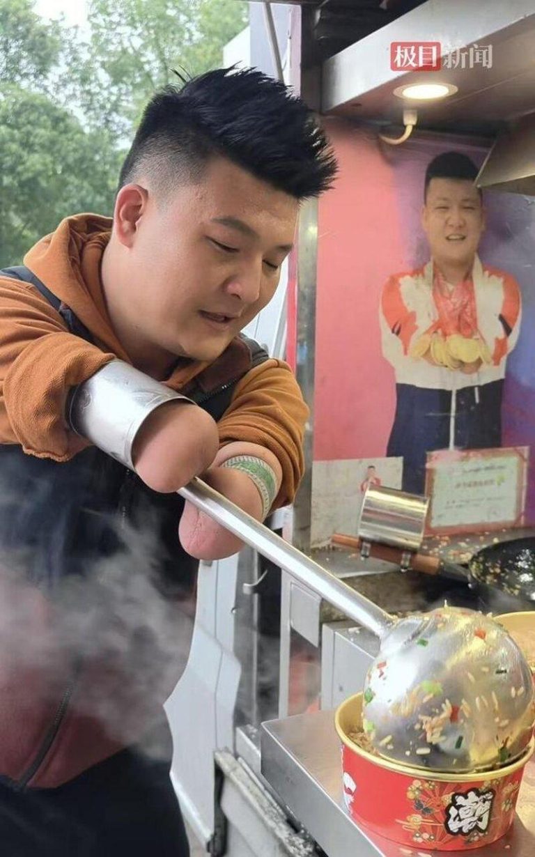 吴毅在街头炒饭。（取材自极目新闻）