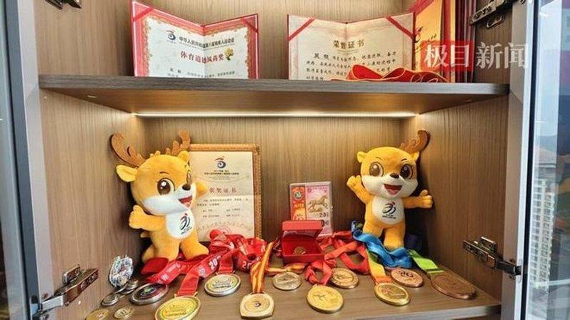 吴毅先前获得的奖牌和证书。（取材自极目新闻）
