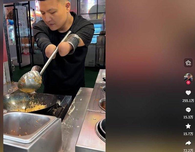 吴毅炒饭影片获255万点赞。（取材自极目新闻）