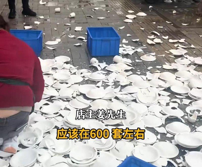 店主将全店近600套餐具砸毁,改用一次性餐具。(取材自新闻晨报)