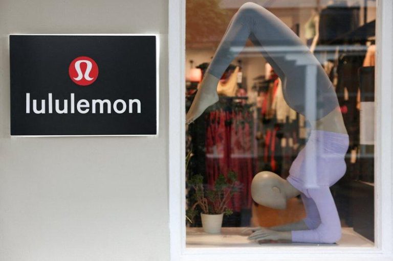 品质争议+关税夹击 Lululemon预测获利再下滑 瑜伽运动服饰商Lululemon预测连续第二年获利下滑,本季财测也令人失望。(路透)