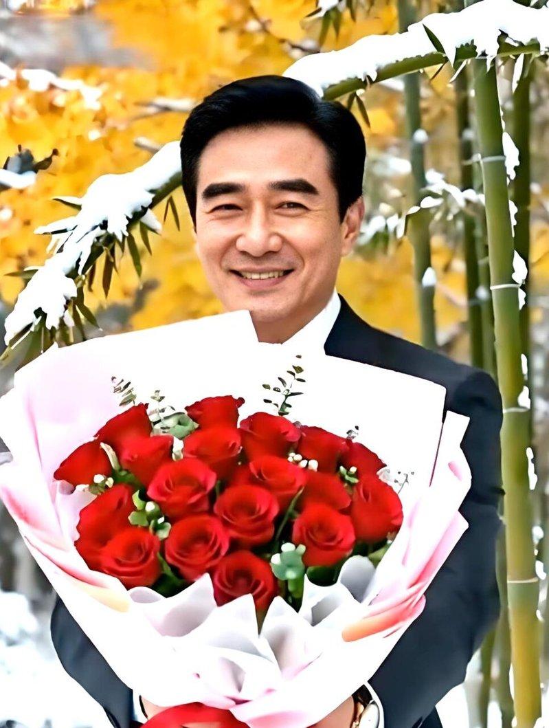 当刷到手机里「有个上市公司老总手捧鲜花，说这辈子没啥遗憾，就等妳，问愿不愿意跟他...