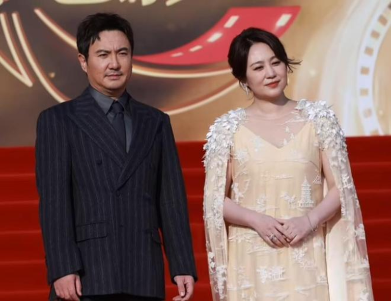 CMG电影盛典/沈腾、马丽CP再合体 章子怡、高叶同获影后 沈腾(左)和马丽颁发「年度喜剧电影」奖。(取材自微博)
