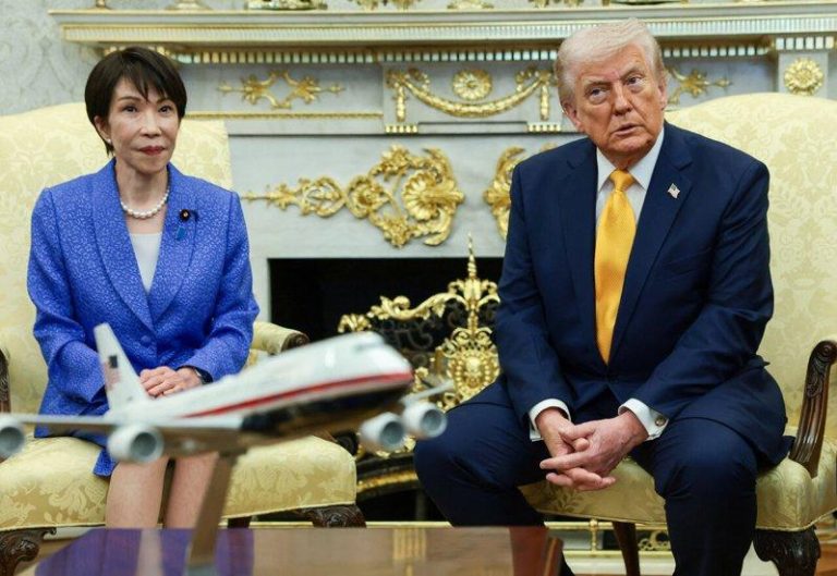 川普提珍珠港 中网民笑高市「被偷袭」 日网民骂自家记者「蠢」 美国总统川普(右)19日在白宫会晤日本首相高市早苗,被问及美国对伊朗动武前未提前告知包括日本在内的盟友时,拿「珍珠港事件」开玩笑。(路透)