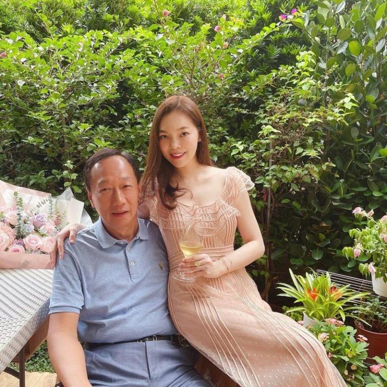 郭台铭重夺台湾首富 妻子曾馨莹喜收1777万美元股票 鸿海创办人郭台铭(左)和曾馨莹结婚多年。(取材自hsin_ying_tseng IG)
