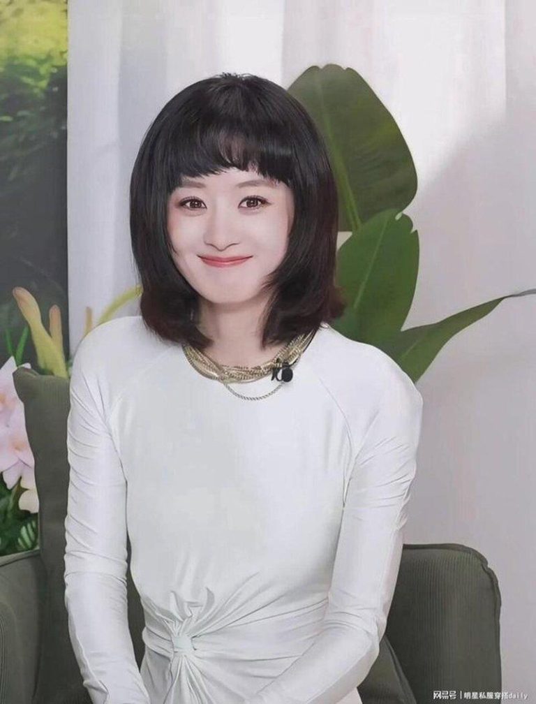 赵丽颖变了? 齐浏海短发很少女 还多了松弛感 赵丽颖齐浏海短发,展现精致又年轻的五官。 (取材自微信)