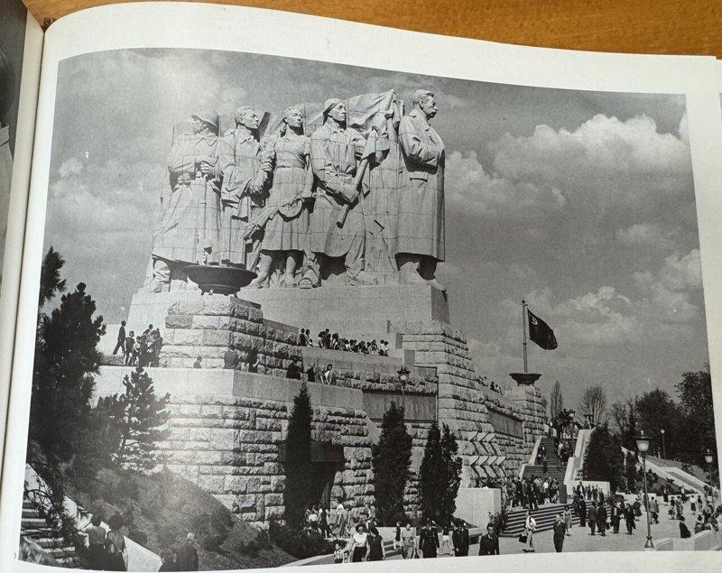 史达林纪念碑1955年在布拉格的莱特纳公园正式揭幕,成为当时布拉格最醒目的地标之...