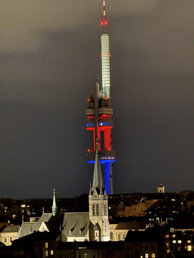 位在捷克首都布拉格的兹科夫电视塔（Žižkov Television Tower...