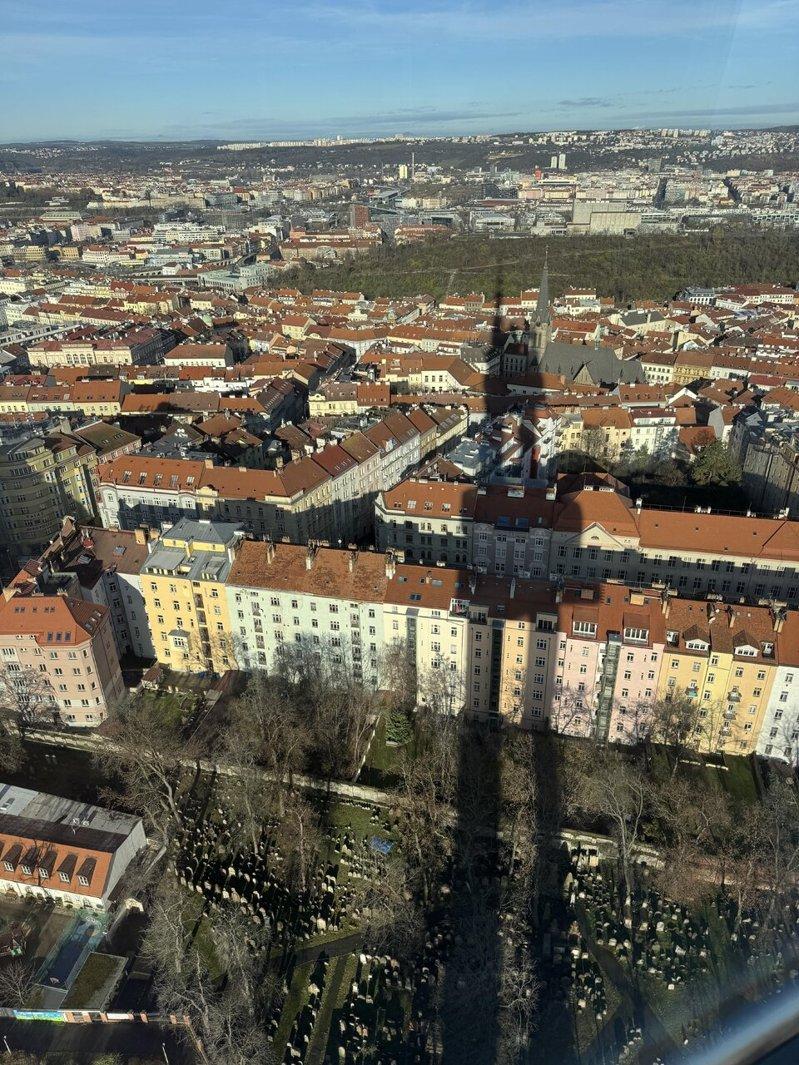 从兹科夫电视塔（Žižkov Television Tower）的观景台能看见整...