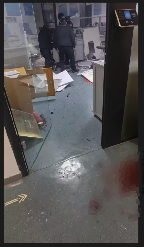 整个楼都震动…重庆大学实验室夜间爆炸1死3伤 重庆大学一实验室20日晚间发生爆炸,导致一名学生死亡,三名学生受伤,目前事故原因正在调查中。(取自封面新闻)